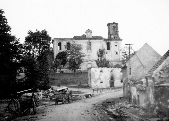 Pohled na střed vypálených Lidic s kostelem sv. Martina 11. června 1942. Unikátní snímek pořízený tajně českým četníkem Josefem Sýkorou.