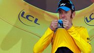 Britský cyklista Bradley Wiggins se raduje z vítězství v 19. etapě Tour de France 2012.