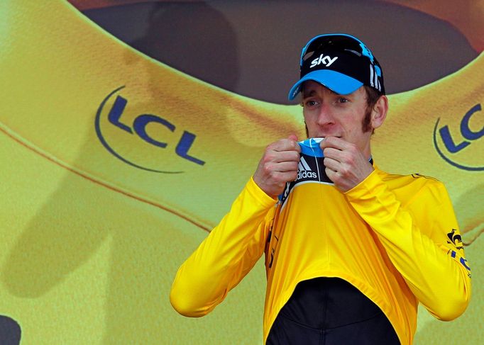 Britský cyklista Bradley Wiggins se raduje z vítězství v 19. etapě Tour de France 2012.