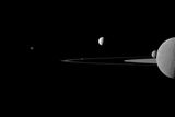 V témže roce Cassini objevila dva nové měsíce, které krouží kolem Saturnu. Celkem se zvýšil počet známých měsíců této planety na 60.