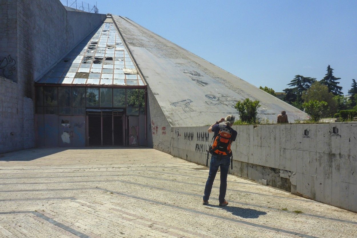 Pyramida v Tiraně, archivní snímek