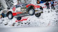 Thierry Neuville v Hyundai zopakoval svých loňských 44 metrů, jen o metr méně se vzduchem prolétli Kris Meeke s Citroënem a Mads Ostberg v dalším Fordu, tentokrát už ale elitním Focusu WRC.