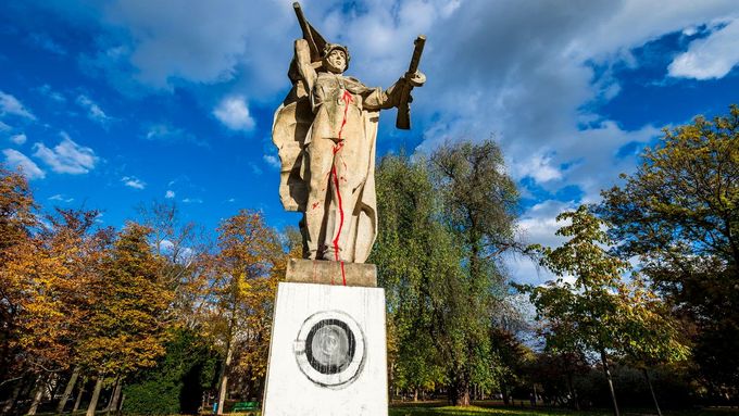 Socha rudoarmějce potřísněná červenou barvou a s pračkou namalovanou na podstavci, 25. října 2022 v Jiráskových sadech v Litoměřicích.
