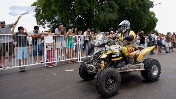 Josef Macháček se zdraví s fanoušky v Buenos Aires poté co vyhrál na čtyřkolce Rallye Dakar.