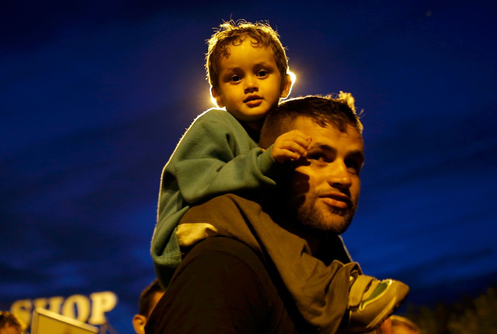 Běženec čeká s dítětem, až ho vpustí ze Srbska do Maďarska.
