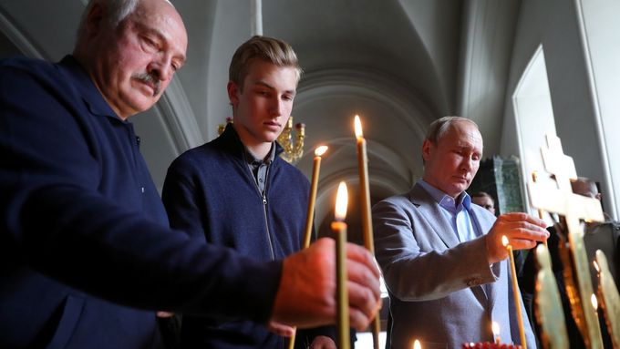 Do Švýcarska nesmí ani Lukašenkův syn Viktor (uprostřed).