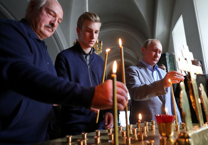 Alexandr Lukašenko a Vladimir Putin v pravoslavném chrámu. Uprostřed stojí Lukašenkův syn Nikolaj.