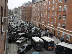 Nekompromisně zasáhl v roce 2007 dánská policie proti squattu v Kodani. Jeho obyvatele vystěhovala a budova se hned strhla. Squatt sloužil 26 let jako místo setkávání 