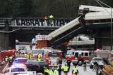 Vlak společnosti Amtrak mířil v pondělí do Oregonu. U města Seattle v americkém státě Washington se ale zřítil z mostu.