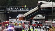 Vlak společnosti Amtrak mířil v pondělí do Oregonu. U města Seattle v americkém státě Washington se ale zřítil z mostu.