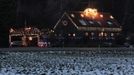 A house decorated with Christmas lights and figurines is lit up in Freising, about 30 km (18.6 miles) north of Munich December 1, 2012. Each year, several home owners set up fairy lights for the year-end holidays. For this particular home, Ulla and Hilmar Haubrich used more than 20,000 lights and 300 empty gift boxes. Picture taken December 1, 2012. REUTERS/Michaela Rehle (GERMANY - Tags: SOCIETY ANNIVERSARY) Published: Pro. 2, 2012, 11:33 dop.