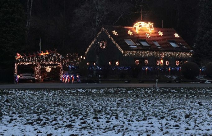 A house decorated with Christmas lights and figurines is lit up in Freising, about 30 km (18.6 miles) north of Munich December 1, 2012. Each year, several home owners set up fairy lights for the year-end holidays. For this particular home, Ulla and Hilmar Haubrich used more than 20,000 lights and 300 empty gift boxes. Picture taken December 1, 2012. REUTERS/Michaela Rehle (GERMANY - Tags: SOCIETY ANNIVERSARY) Published: Pro. 2, 2012, 11:33 dop.