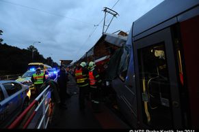V Praze se srazily tramvaje, řidič jedné z nich zemřel