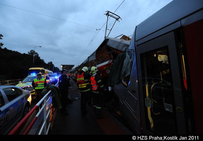 Srážka tramvají na Plzeňské ulici v Praze 5. Řidič jedné ze souprav nehodu nepřežil.