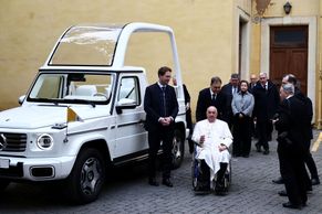 Pokrokový papamobil navazuje na benzinovou tradici. Papež dostal elektrickou třídu G