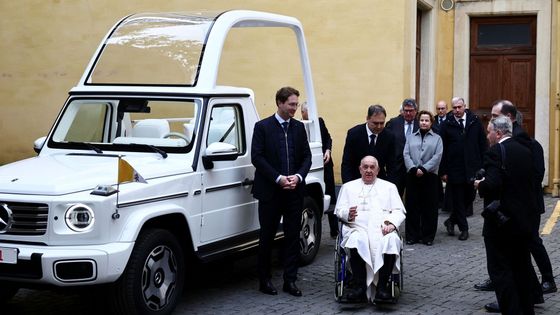 Pokrokový papamobil navazuje na benzinovou tradici. Papež dostal elektrickou třídu G