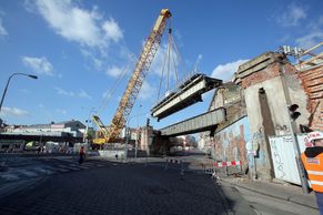Foto: Rekonstrukce Negrelliho viaduktu. Stodvacetitunový nadjezd rozřežou do šrotu