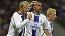 Eidur Gudjohnsen (vlevo) právě vstřelil na půdě Žiliny první gól Chelsea v éře Romana Abramoviče. Gratuluje mu Juan Sebastian Verón, vpravo Mikael Forssell.