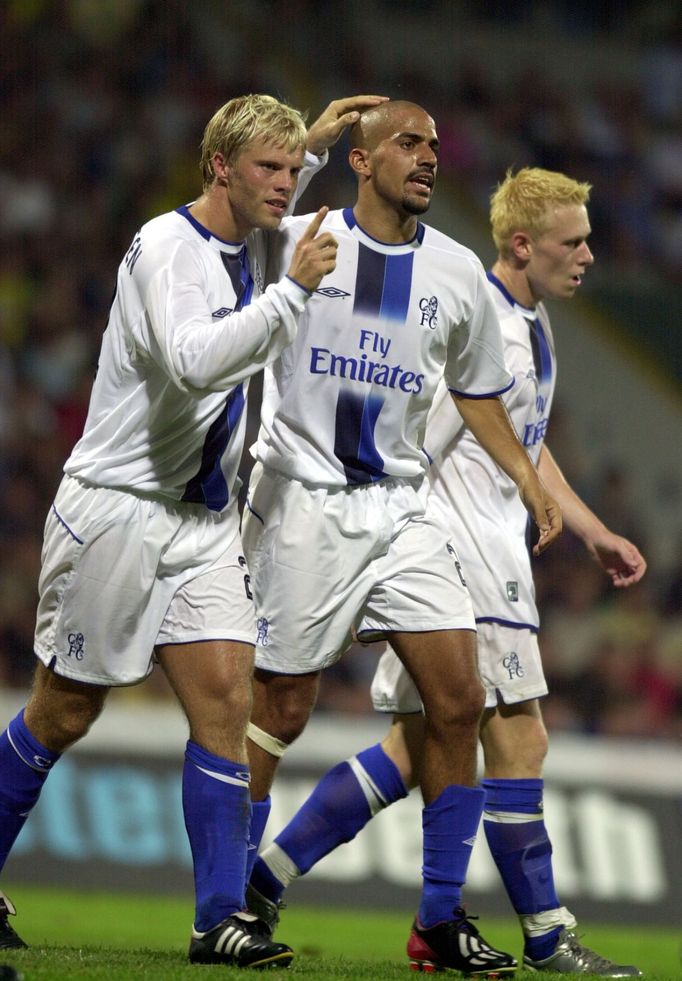 Eidur Gudjohnsen (vlevo) právě vstřelil na půdě Žiliny první gól Chelsea v éře Romana Abramoviče. Gratuluje mu Juan Sebastian Verón, vpravo Mikael Forssell.