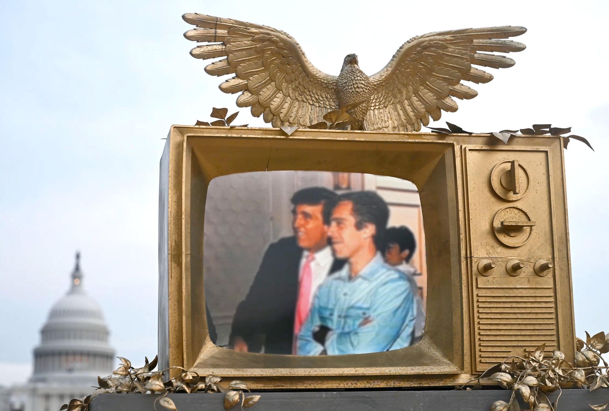 USA, Washington, Donald Trump, Jeffrey Epstein, socha, instalace, The Secret Handshake, odstranění,