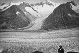 Oproti celosvětovému průměru se Švýcarsko otepluje až dvakrát rychleji. Místní ledovce začaly mizet už po roce 1850, od roku 2011 ale tání zrychlilo, tvrdí vědci citovaní švýcarským veřejnoprávním portálem Swissinfo. Pět set ledovců už je nenávratně pryč. Na fotografii je zachycen ledovec Aletsch mezi lety 1860 a 1877.