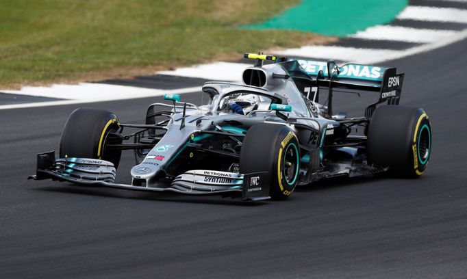 Valtteri Bottas v Mercedesu během tréninku na GP Británie formule 1.