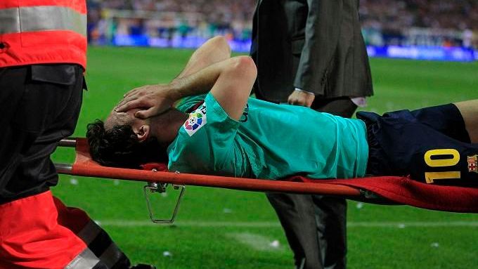 Zraněný Lionel Messi po zákroku Tomáše Ujfalušiho