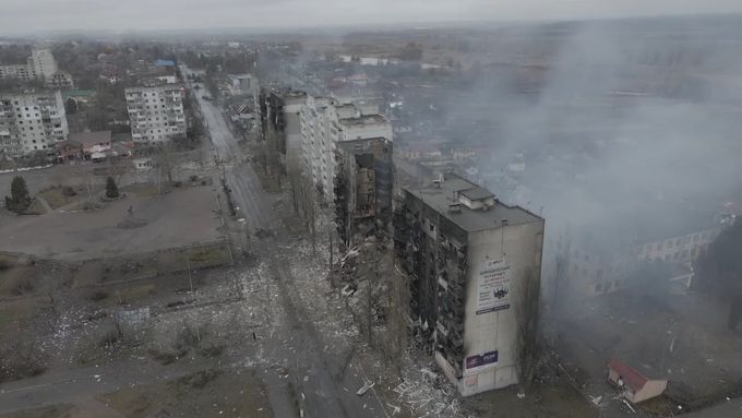Záběry z dronu na poničené město Borodjanka