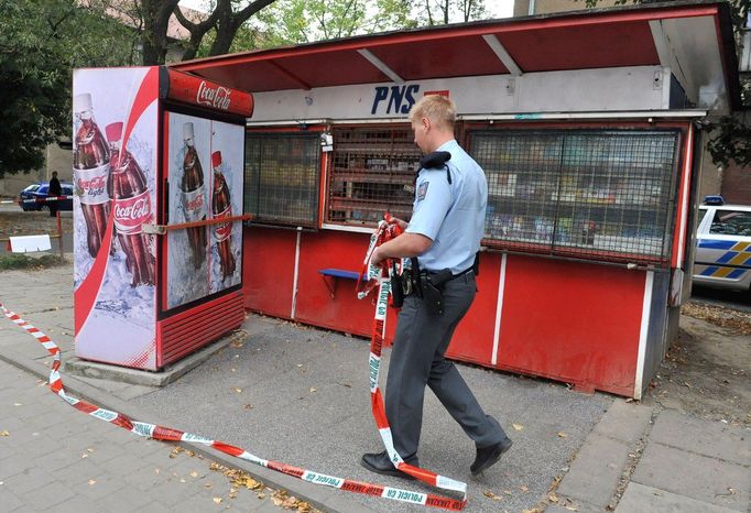 Policista ohraničuje páskou stánek PNS v Havířově-Šumbarku, kde byl údajně prodáván pančovaný alkohol obsahující metanol. 2012