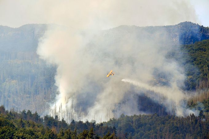 Soukromý letoun Antonov AN-2 při nasazení během požáru v Národním parku České Švýcarsko. 24. července 2022.