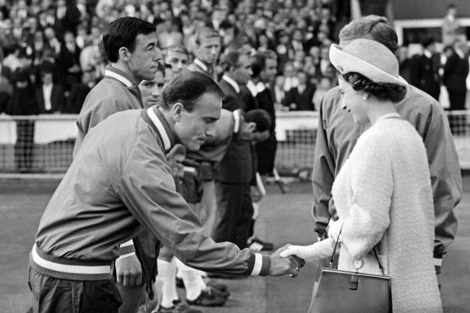 Britská královna Alžběta II. během zahájení mistrovství světa v kopané na stadionu Webley v roce 1966.