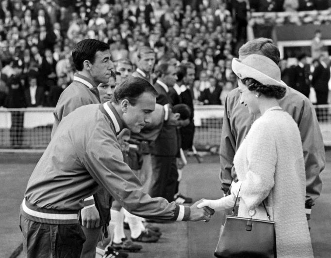 Britská královna Alžběta II. během zahájení mistrovství světa v kopané na stadionu Webley v roce 1966.