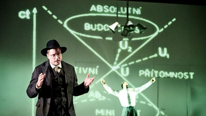 Z inscenace Projekt Manhattan v Divadle pod Palmovkou.