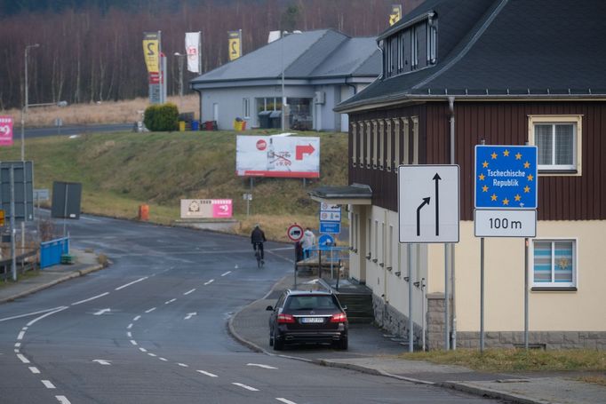 Hraniční přechod Deutscheinsiedel (Mníšek) v Krušných horách. Na druhé straně leží jeden ze saských koronavirových "hotspotů": okres Erzgebirgskreis.