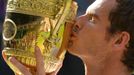 Andy Murray s trofejí pro vítěze Wimbledonu 2013