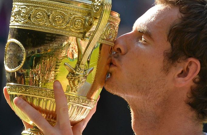 Andy Murray s trofejí pro vítěze Wimbledonu 2013