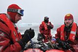 Návrat člunem z terénního výzkumu v Torrent Valley při ztížených povětrnostních podmínkách. Zleva: rostlinný fyziolog P. Váczi, první technik P. Šrámek, chemik O. Zvěřina. Expedice Antarktida 2011-12.