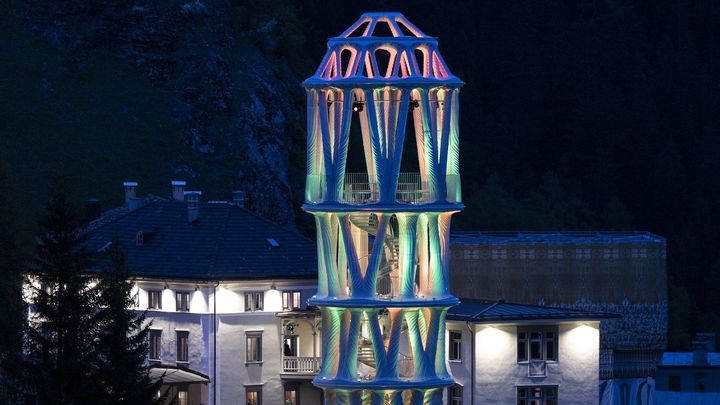 Jako z jiného světa. V alpské vesnici mají věž, která ji má zachránit před vymřením; Zdroj foto: Profimedia.cz