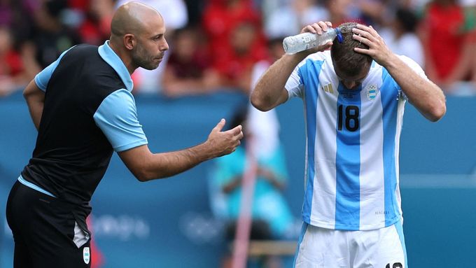 Argentinský trenér Javier Mascherano a útočník Lucas Beltran