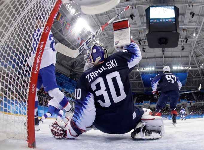 Americký brankář Ryan Zapolski v zápase Slovensko - USA na ZOH 2018