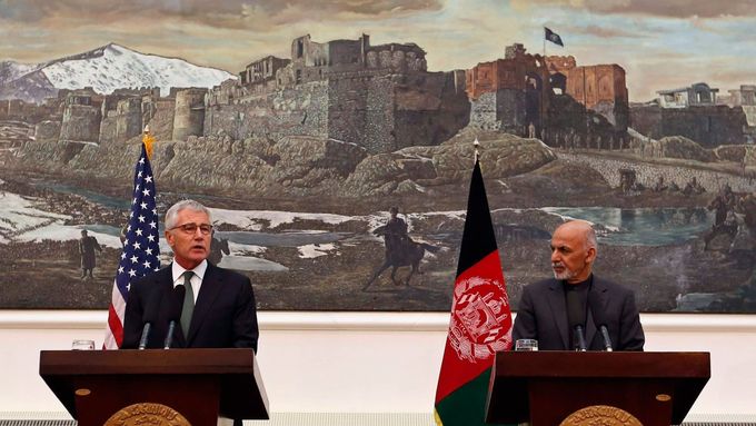 Americký prezident obrany Chuck Hagel a afghánský prezident Ašraf Ghaní.