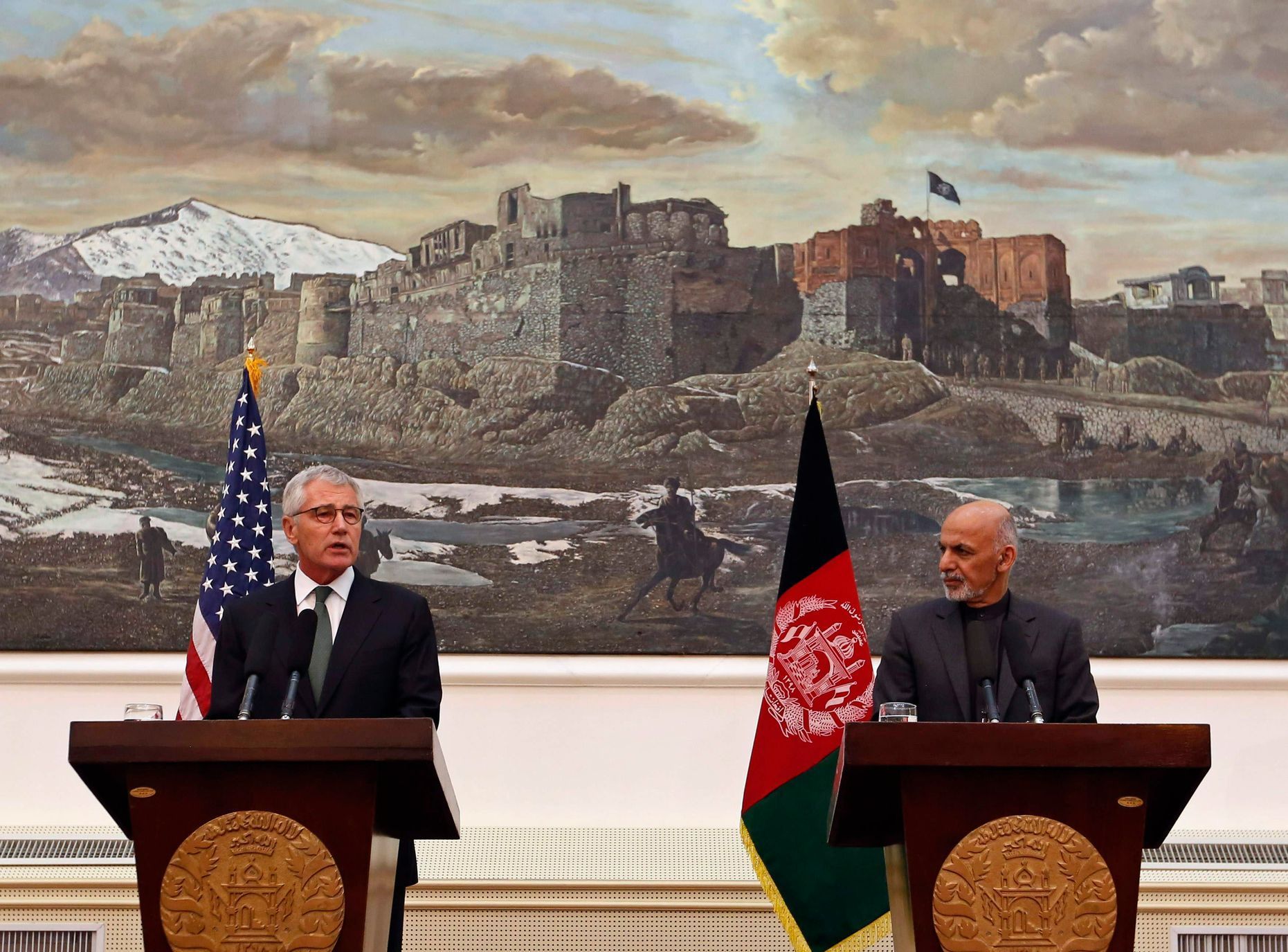 Americký prezident obrany Chuck Hagel a afghánská prezident Ašraf Ghaní.