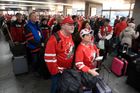 Kanadští fanoušci zaplnili nádraží v Praze. Na MS dvacítek jedou speciálním vlakem