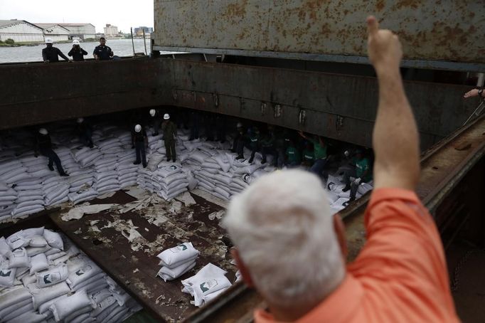 Panama's President Ricardo Martinelli gives a thumbs up to workers inside a North Korean flagged ship, "Chong Chon Gang", docked at the Manzanillo Container Terminal in Colon City July 16, 2013. Panama detained the North Korean-flagged ship from Cuba as it headed to the Panama Canal and said it was hiding weapons in brown sugar containers, sparking a standoff in which the ship's captain attempted to commit suicide. REUTERS/Carlos Jasso (PANAMA - Tags: POLITICS MARITIME CRIME LAW) Published: Čec. 17, 2013, 12:41 dop.