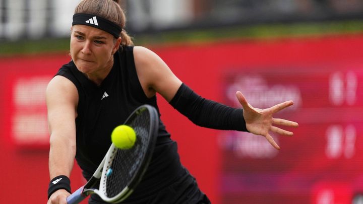 Z Muchové je na trávě tenisový úkaz. Internetem koluje vtípek o ní a Federerovi; Zdroj foto: ČTK / AP / Joanna Chan
