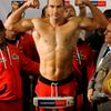 Ukrajinský boxer Vladimir Kličko při vážení před zápasem o tituly WBO, IBF, WBA a IBO s Polákem Mariuszem Wachem.