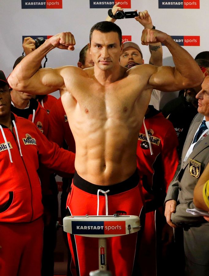 Ukrajinský boxer Vladimir Kličko při vážení před zápasem o tituly WBO, IBF, WBA a IBO s Polákem Mariuszem Wachem.