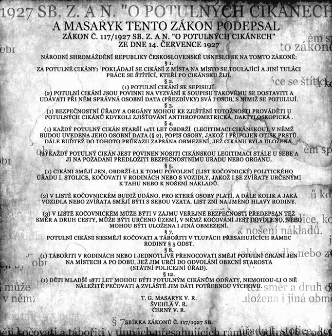 Část znění zákona č. 117 / 1927 SB. Z. A. N. "O potulných cikánech" ze dne 14. července 1927. Ukázka exponátu z výstavy Romové v Československu z roku 2018.