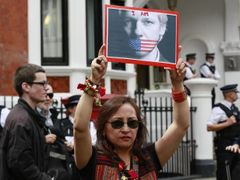 Svobodu Assangovi, žádají aktivisté po celém světě. Tato žena ho spolu s dalšími přišla podpořit před ekvádorskou ambasádu v západním Londýně.