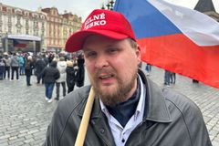 Spor o Babiše mezi seniorkou a jeho velkým fanouškem. Nečekali byste, jak se loučili